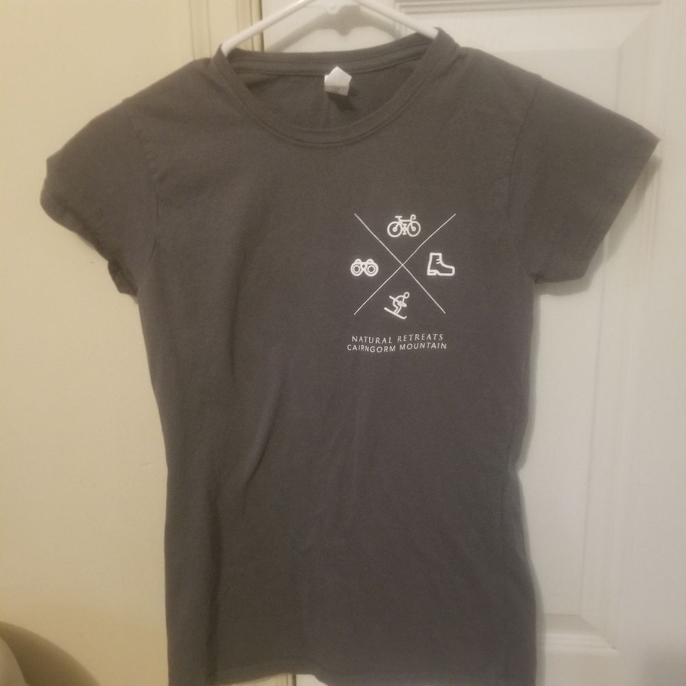 Gildan Soft Style Natural Retreats Caringorm Mountain Tee Outdoor Grey SZ Small